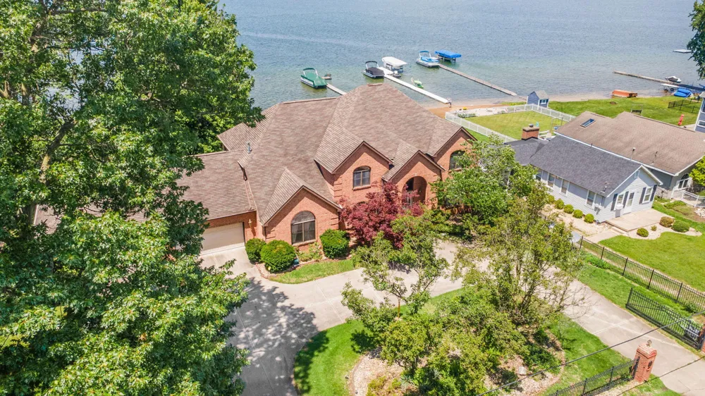 2647 Lake Shore Drive Howard Township, MI 49120