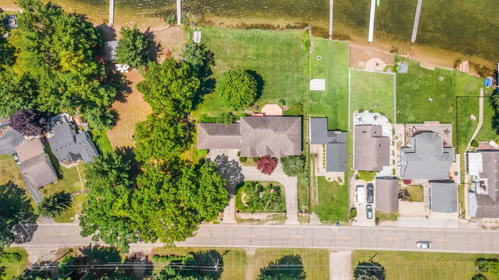 2647 Lake Shore Drive Howard Township, MI 49120