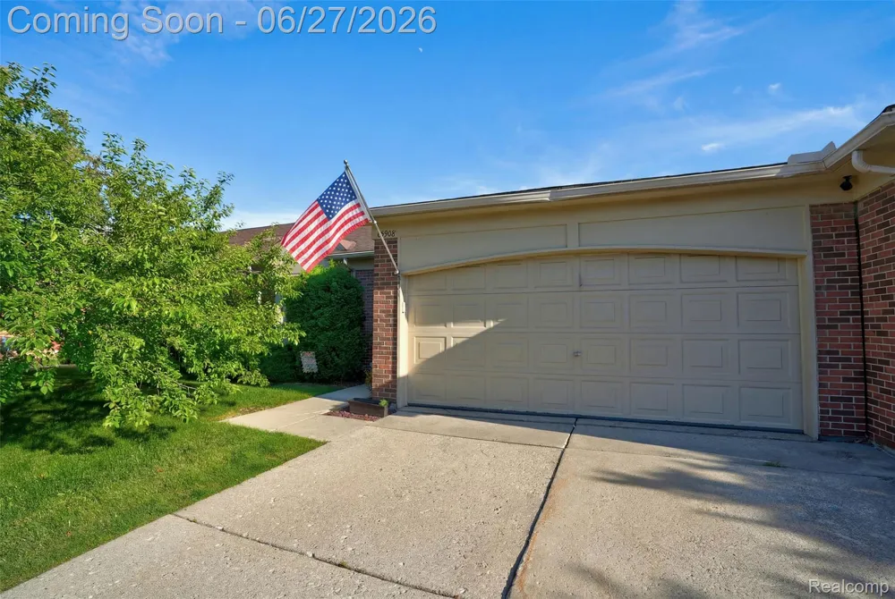 15908 Plymouth Drive #387 Clinton Charter Township, MI 48038