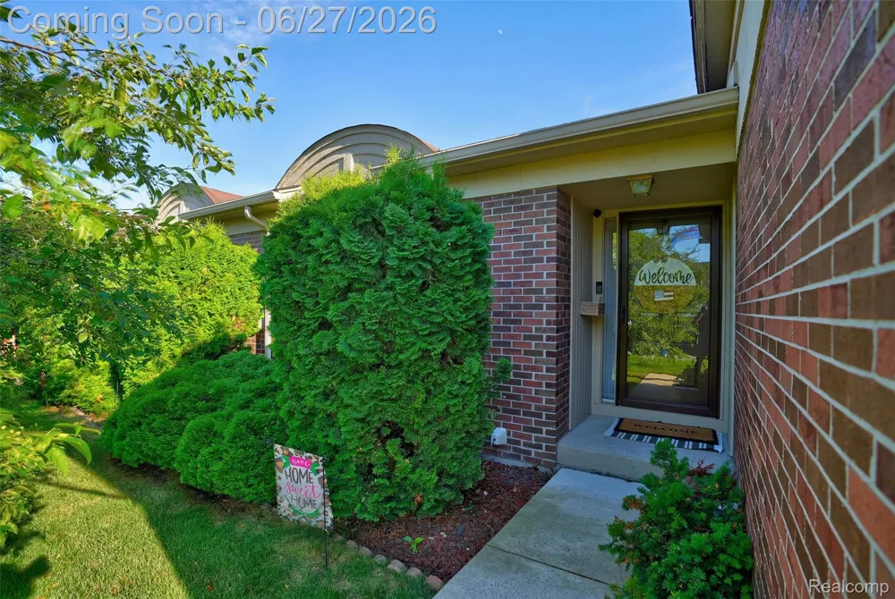15908 Plymouth Drive #387 Clinton Charter Township, MI 48038