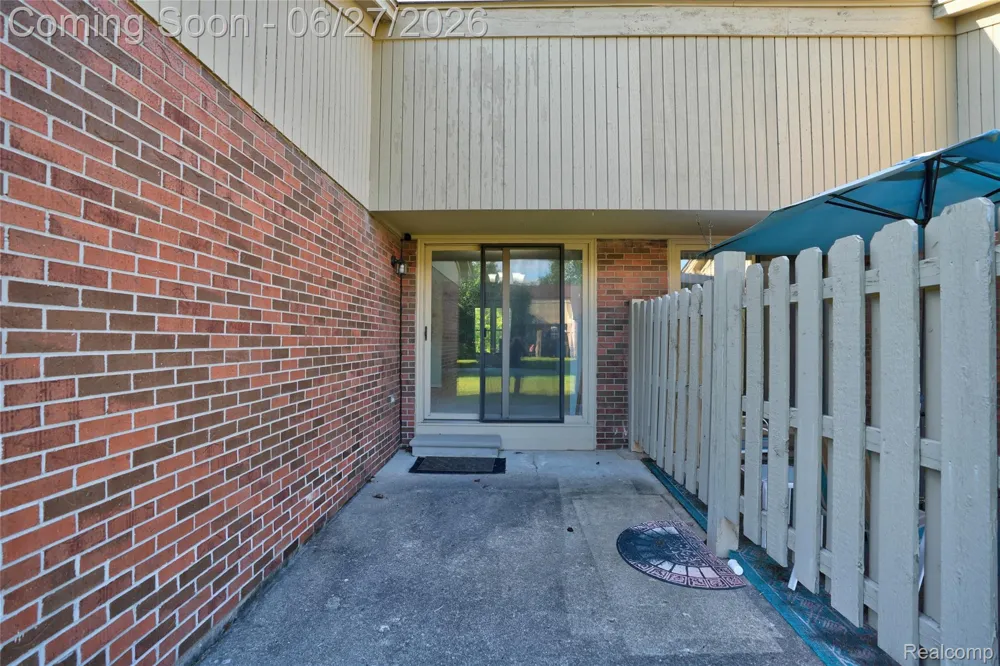 15908 Plymouth Drive #387 Clinton Charter Township, MI 48038