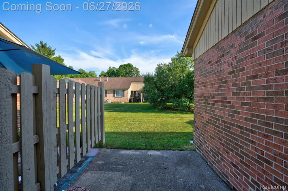 15908 Plymouth Drive #387 Clinton Charter Township, MI 48038