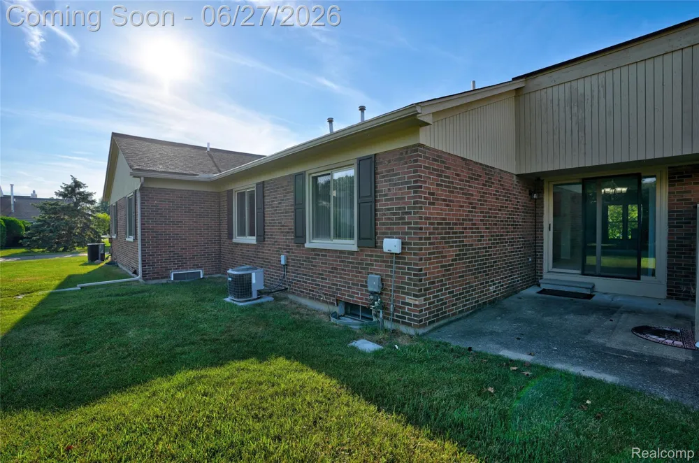 15908 Plymouth Drive #387 Clinton Charter Township, MI 48038
