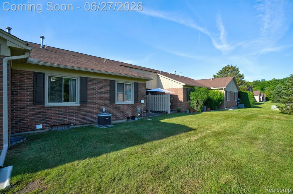 15908 Plymouth Drive #387 Clinton Charter Township, MI 48038