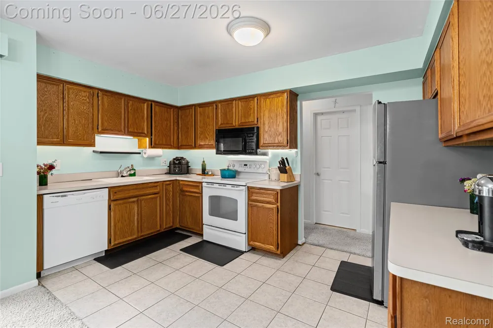 15908 Plymouth Drive #387 Clinton Charter Township, MI 48038