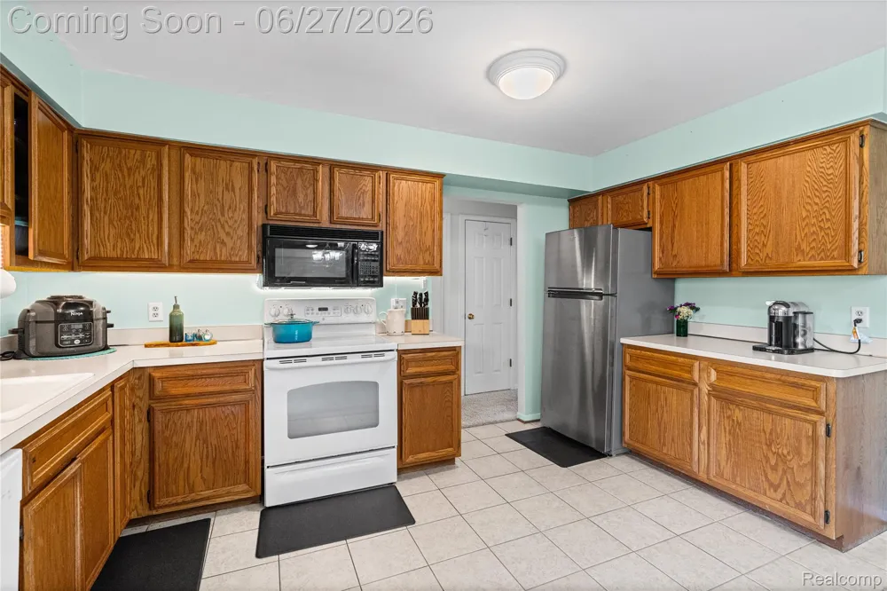 15908 Plymouth Drive #387 Clinton Charter Township, MI 48038