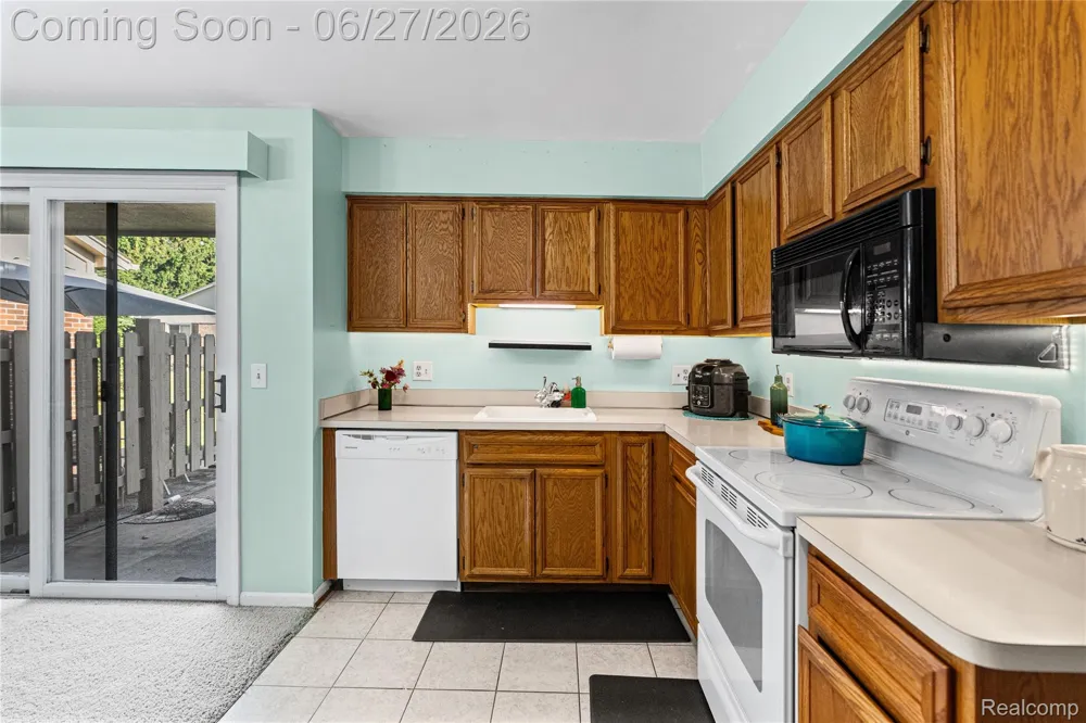 15908 Plymouth Drive #387 Clinton Charter Township, MI 48038