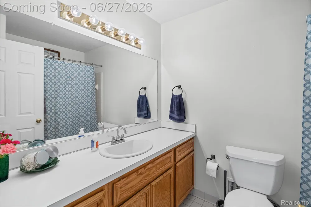 15908 Plymouth Drive #387 Clinton Charter Township, MI 48038