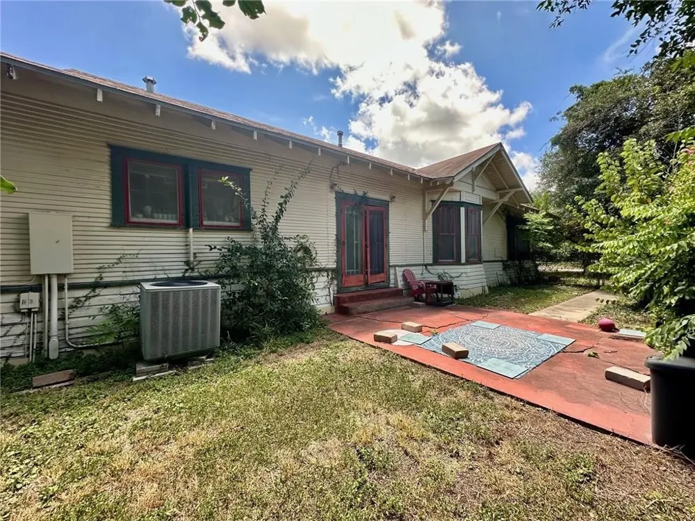 518 E Kenedy Avenue Kingsville, TX 78363