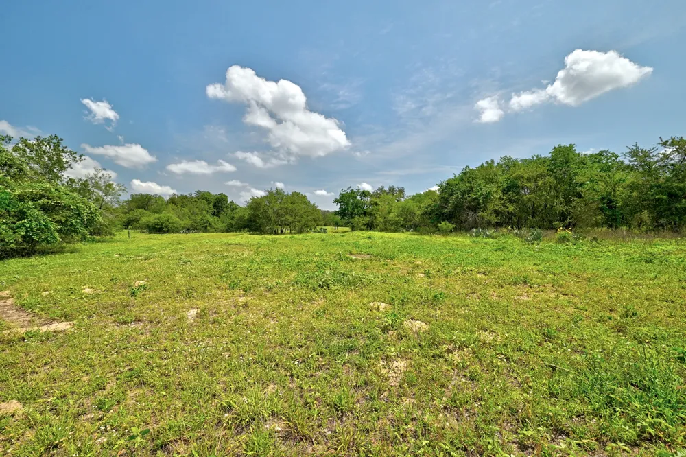 544 Coastal Lane Luling, TX 78648