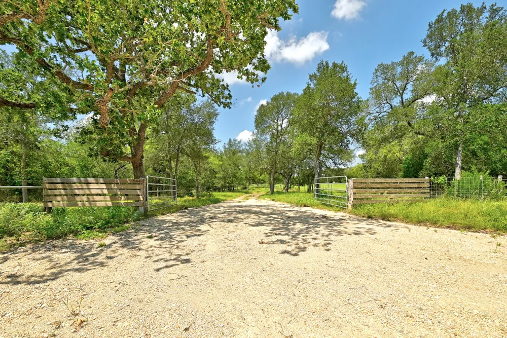 544 Coastal Lane Luling, TX 78648