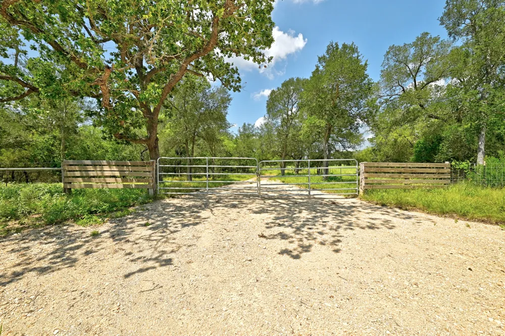 544 Coastal Lane Luling, TX 78648