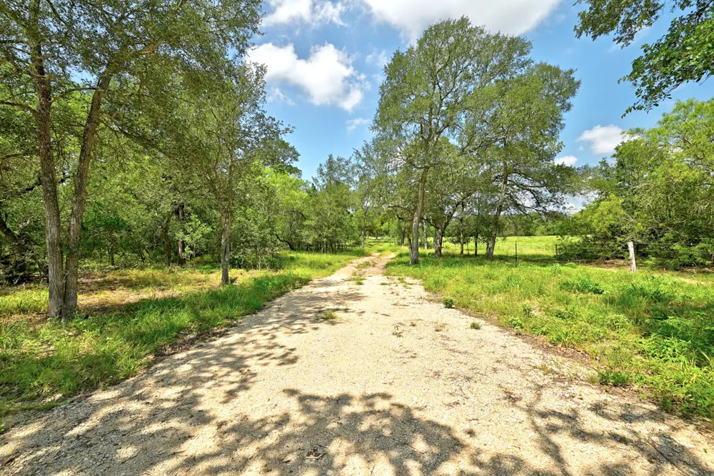 544 Coastal Lane Luling, TX 78648