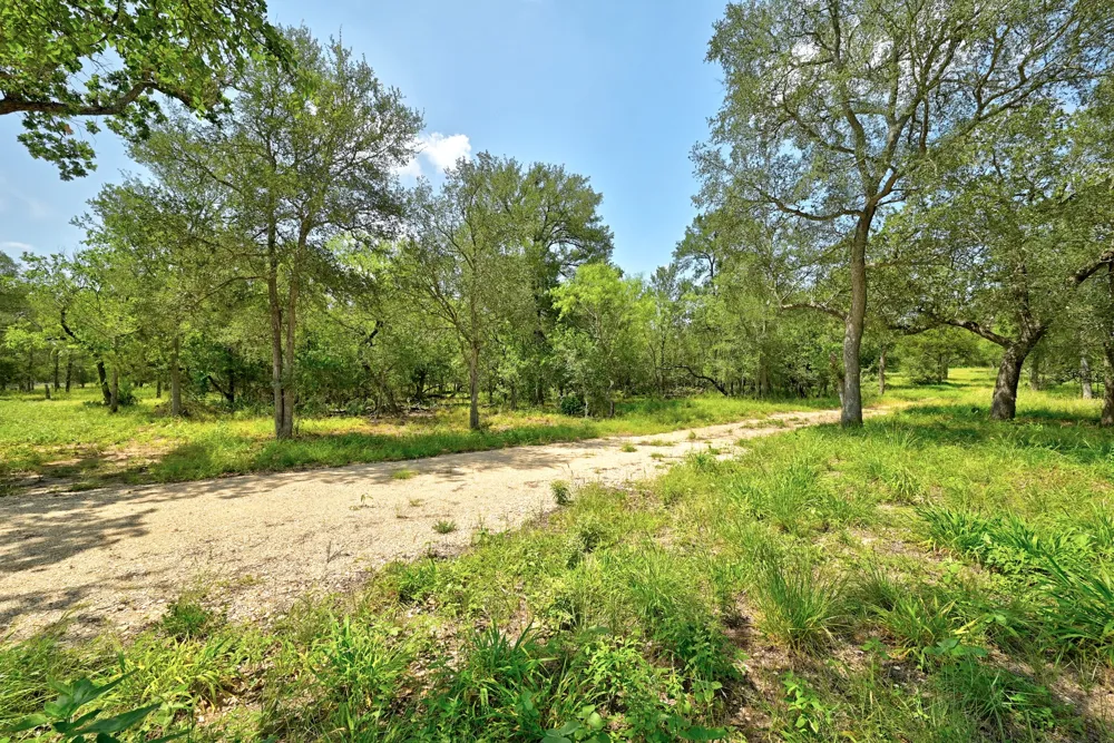 544 Coastal Lane Luling, TX 78648