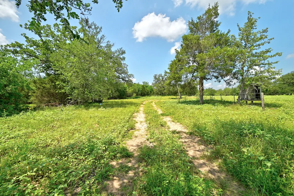 544 Coastal Lane Luling, TX 78648