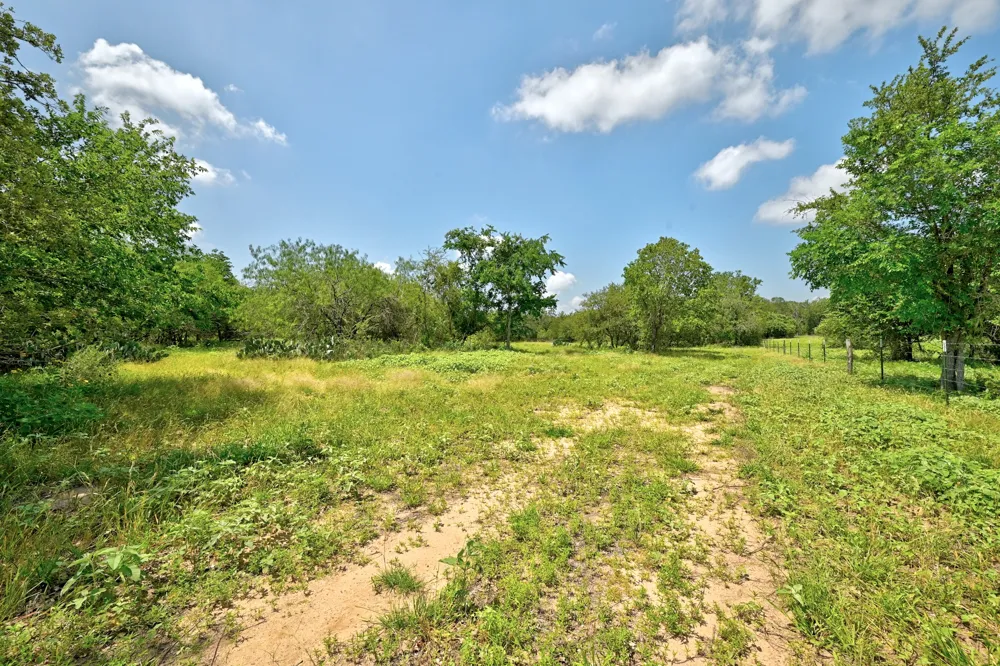544 Coastal Lane Luling, TX 78648