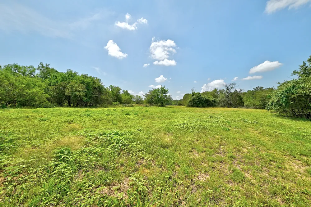 544 Coastal Lane Luling, TX 78648