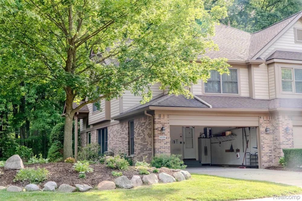 5235 Royal Vale Lane #70 Dearborn City, MI 48126