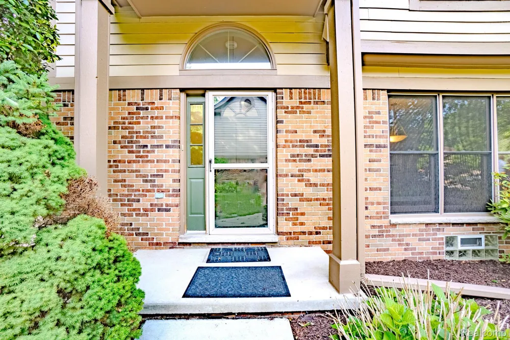 5235 Royal Vale Lane #70 Dearborn City, MI 48126