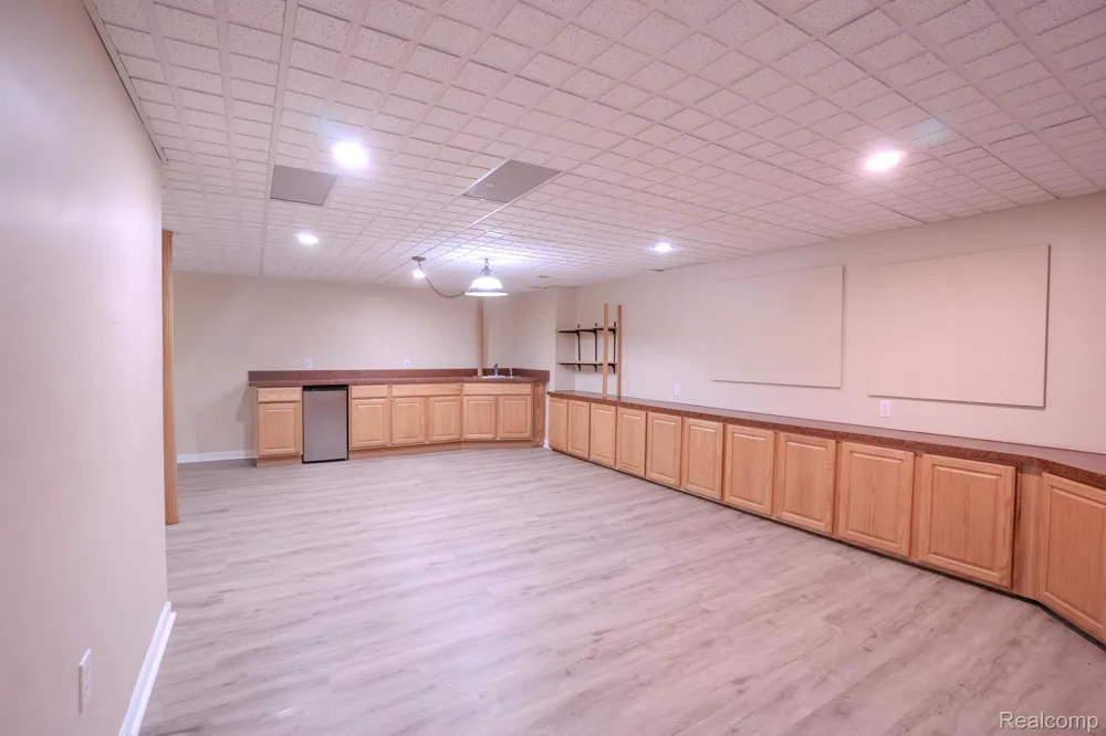 5235 Royal Vale Lane #70 Dearborn City, MI 48126
