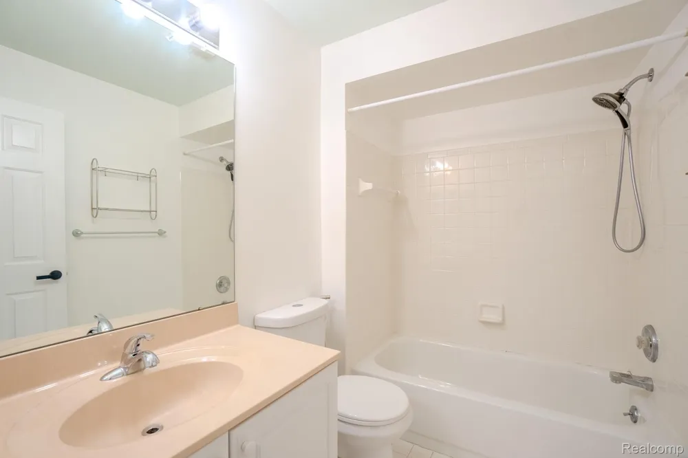 5235 Royal Vale Lane #70 Dearborn City, MI 48126