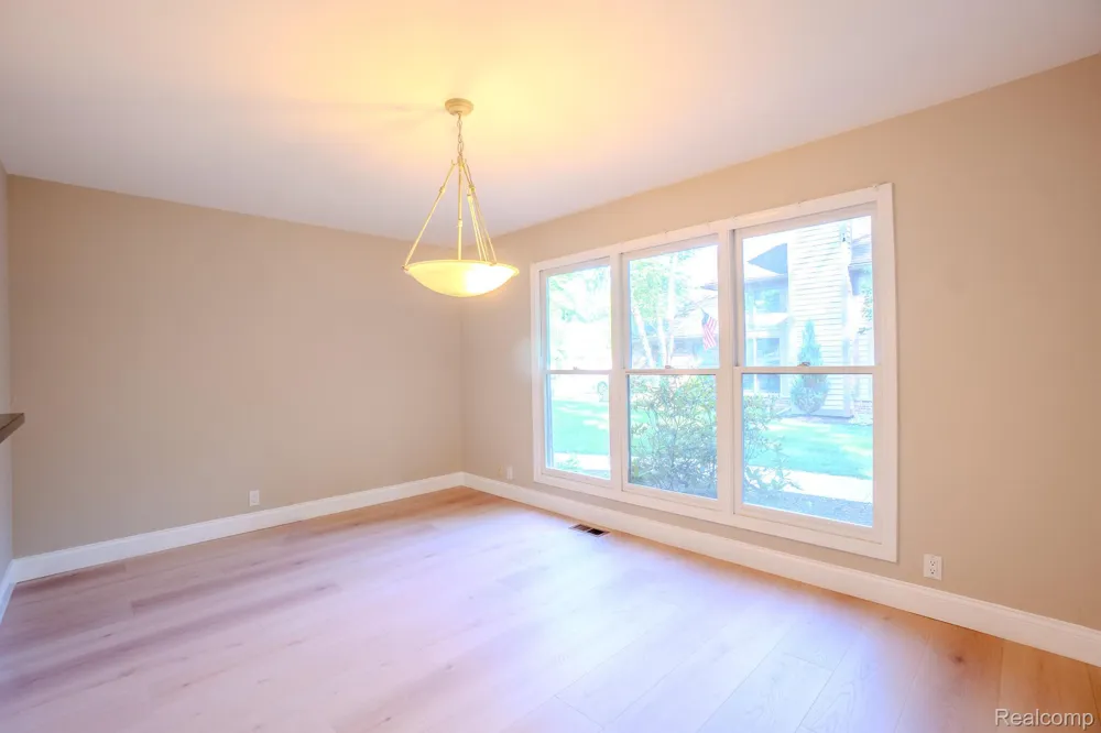 5235 Royal Vale Lane #70 Dearborn City, MI 48126