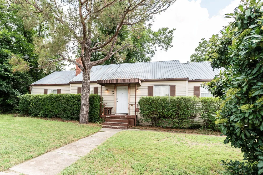 706 E Highway 82 Nocona, TX 76255