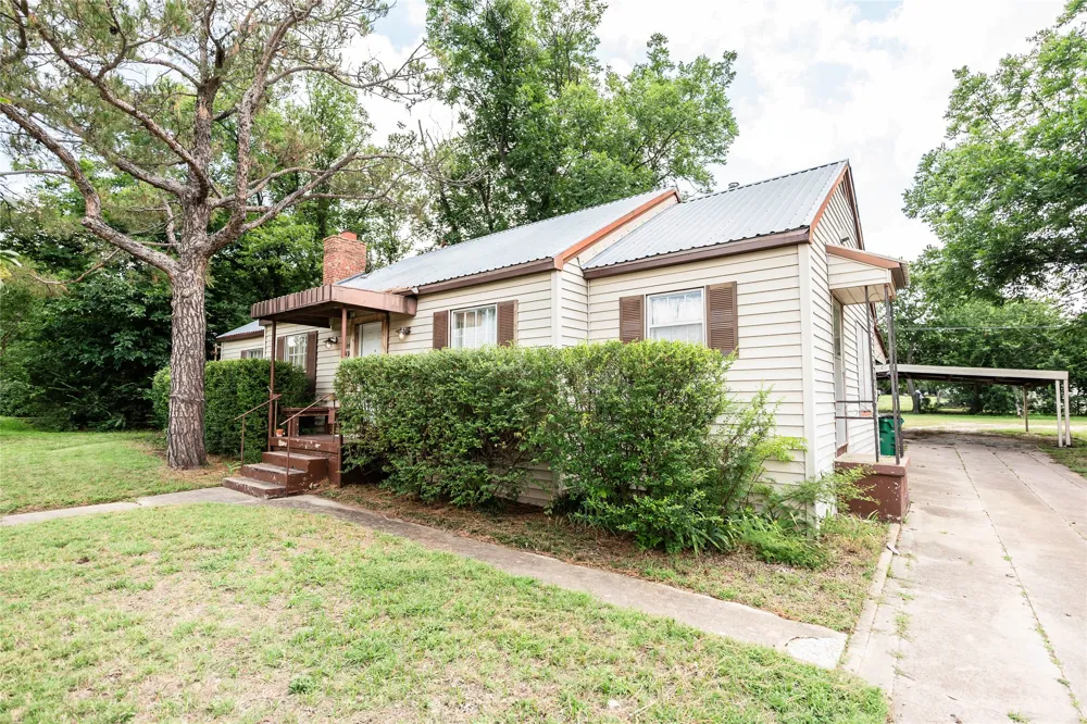706 E Highway 82 Nocona, TX 76255
