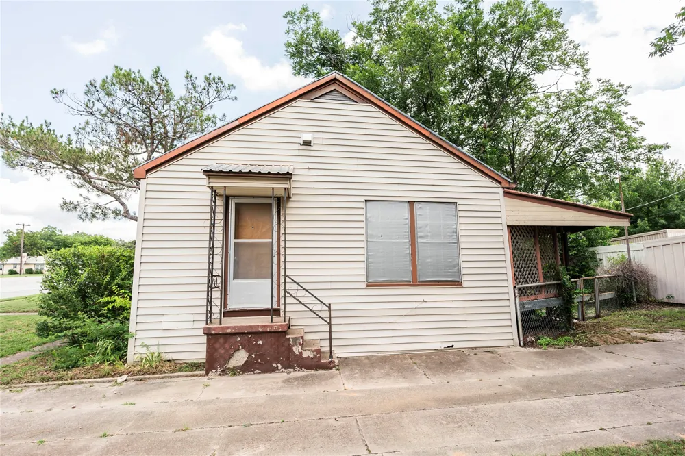 706 E Highway 82 Nocona, TX 76255