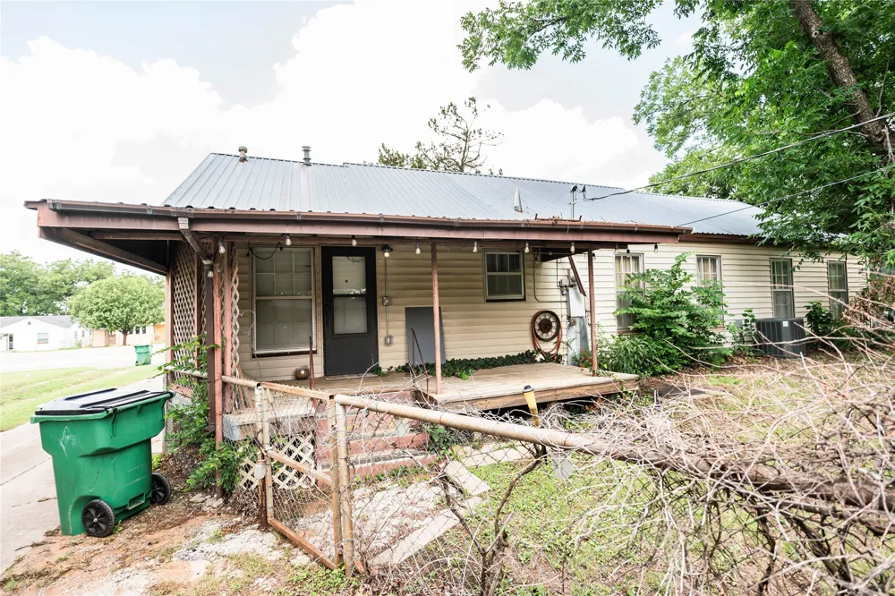706 E Highway 82 Nocona, TX 76255