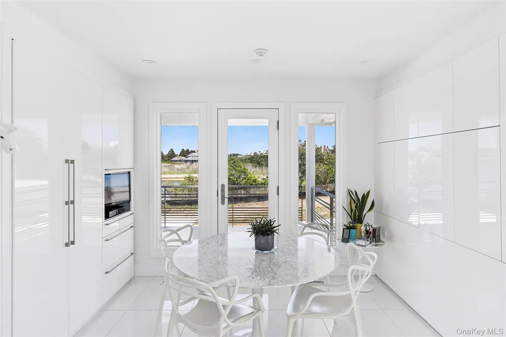 64 W End Road East Hampton, NY 11937