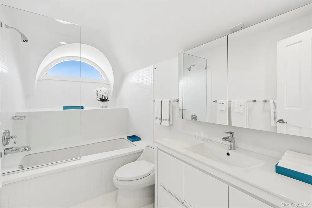 64 W End Road East Hampton, NY 11937