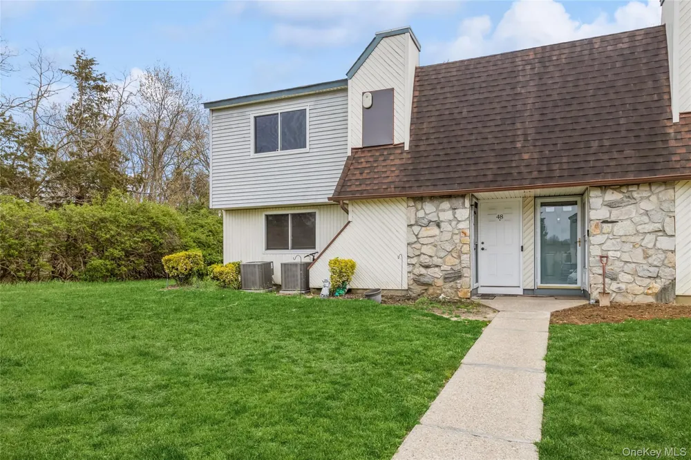 48 Pointe Cir S Coram, NY 11727