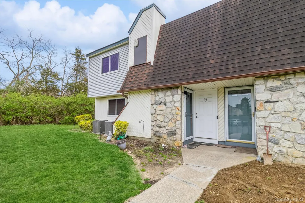 48 Pointe Cir S Coram, NY 11727