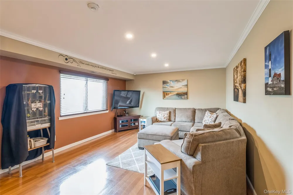 48 Pointe Cir S Coram, NY 11727