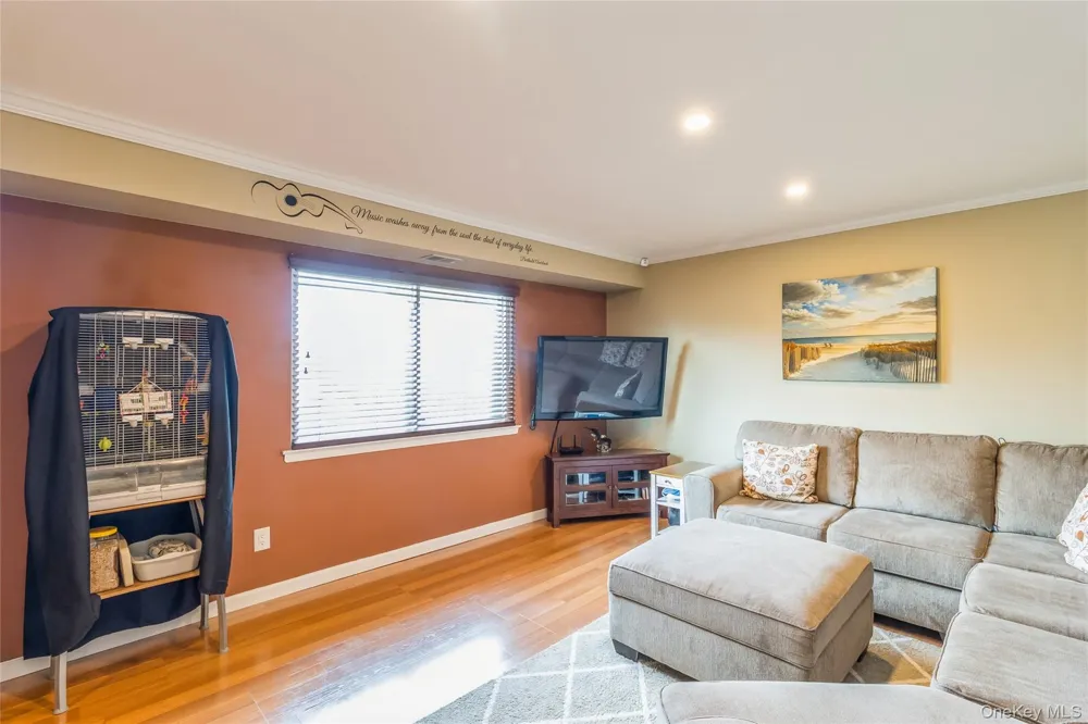 48 Pointe Cir S Coram, NY 11727