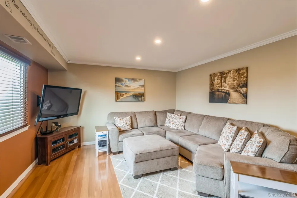 48 Pointe Cir S Coram, NY 11727