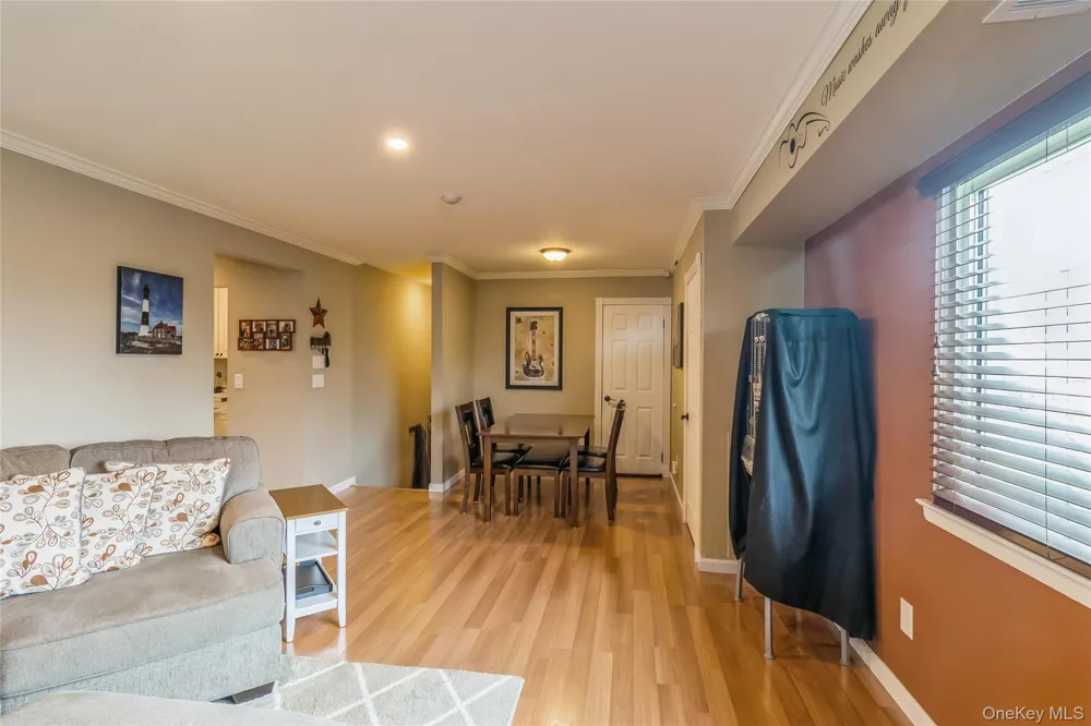 48 Pointe Cir S Coram, NY 11727