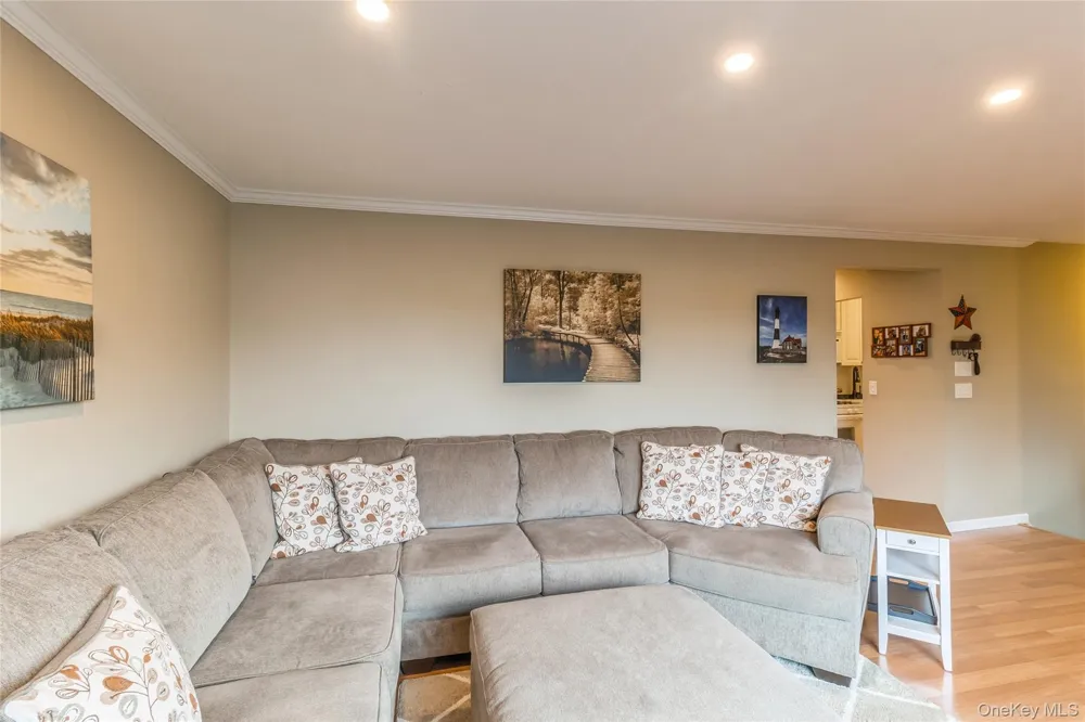 48 Pointe Cir S Coram, NY 11727