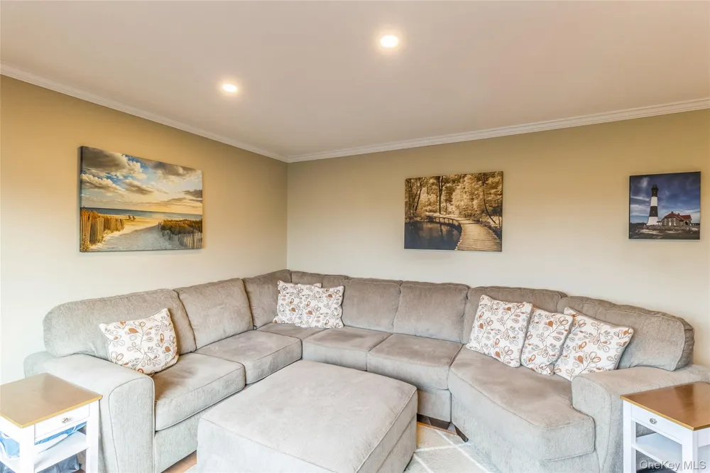 48 Pointe Cir S Coram, NY 11727