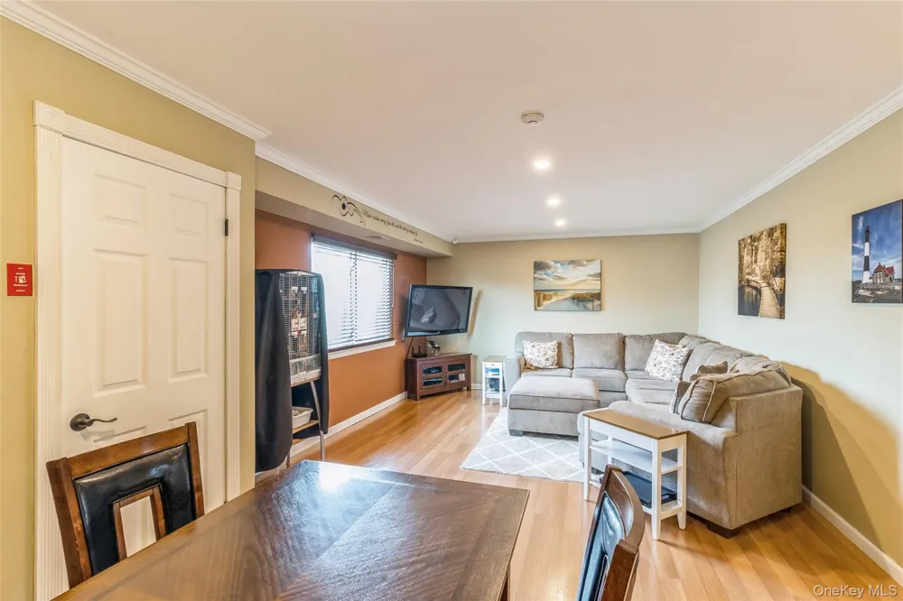 48 Pointe Cir S Coram, NY 11727