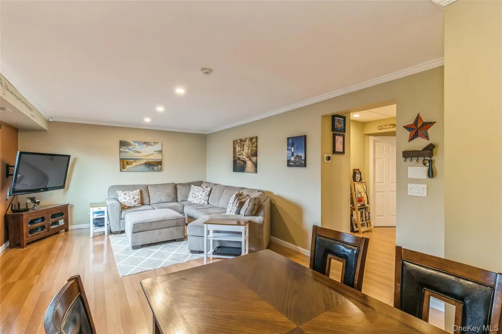 48 Pointe Cir S Coram, NY 11727