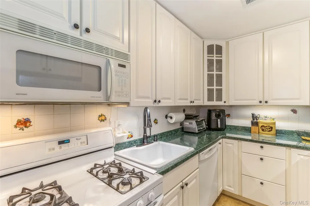 48 Pointe Cir S Coram, NY 11727