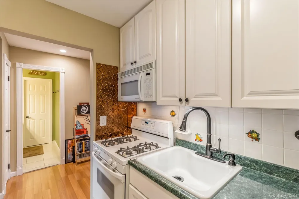 48 Pointe Cir S Coram, NY 11727
