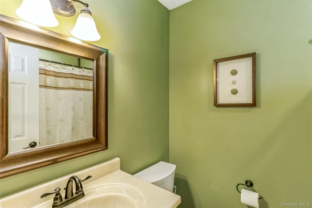 48 Pointe Cir S Coram, NY 11727