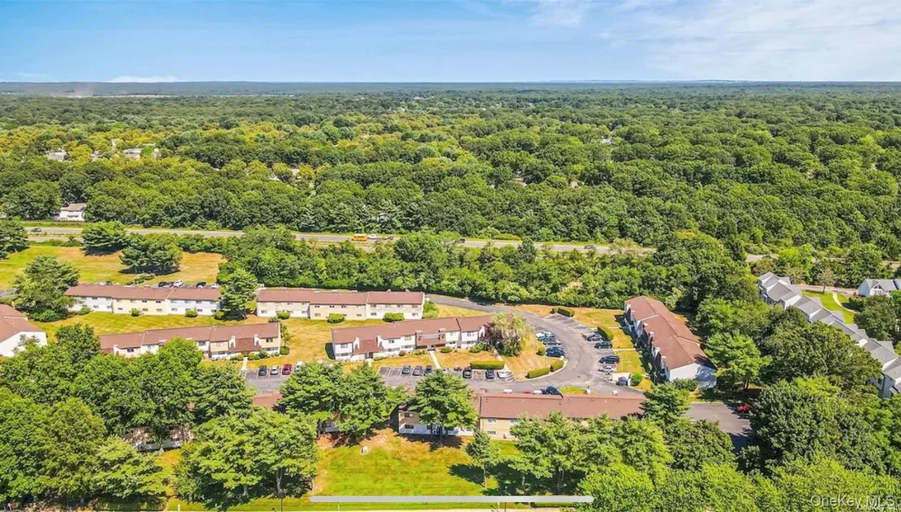 48 Pointe Cir S Coram, NY 11727