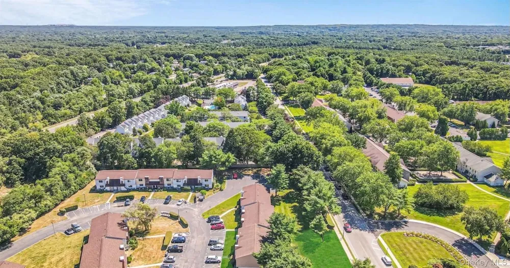 48 Pointe Cir S Coram, NY 11727