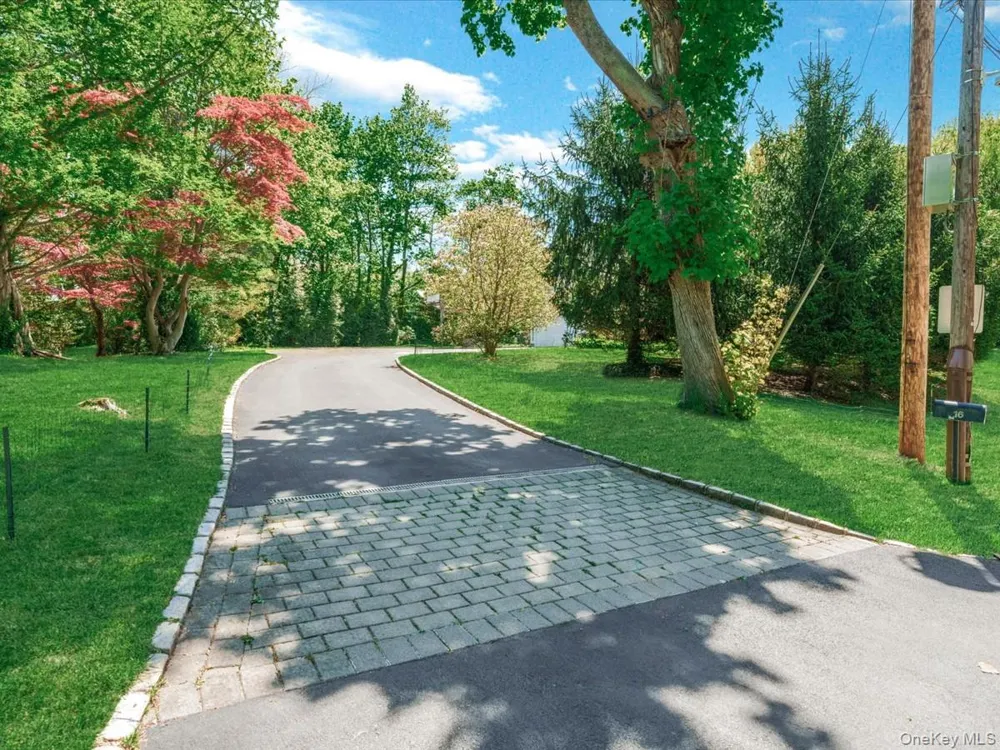 16 THE LOCH Roslyn Estates, NY 11576