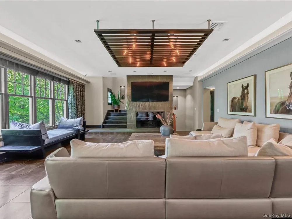 16 THE LOCH Roslyn Estates, NY 11576