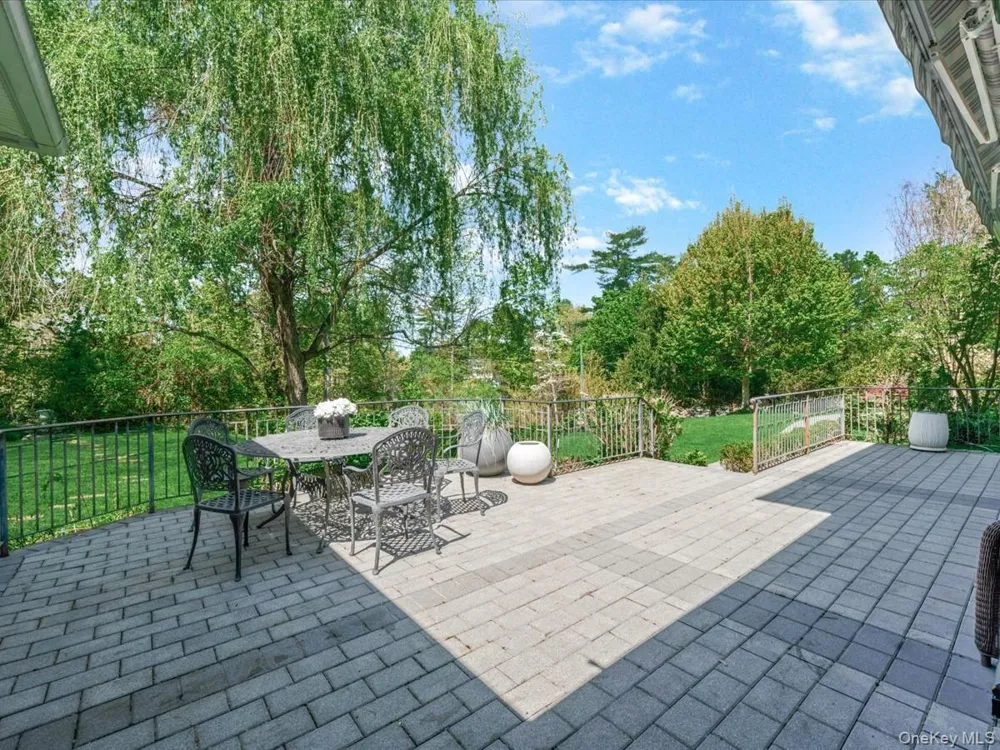 16 THE LOCH Roslyn Estates, NY 11576